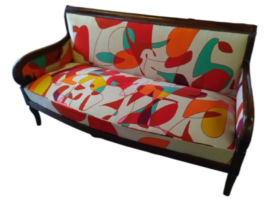 Canapé blanc à motifs géométriques de différentes couleurs
