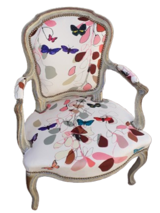 Fauteuil blanc fleuri à motifs papillons