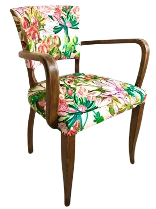 Chaise blanche à motifs fleuris