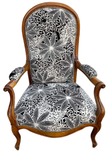Fauteuil blanc à motifs fleuris noirs