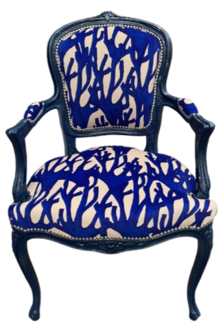 Fauteuil blanc à motifs bleus