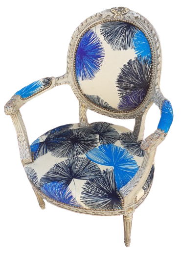 Fauteuil blanc à motifs fleuris bleus